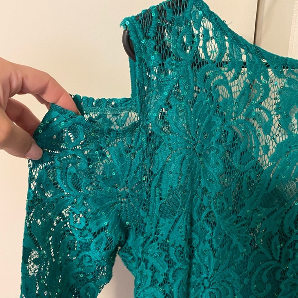 Blu Sage Green Formal Evening Gown size 16 and it’s stretches - Picture 4 of 4